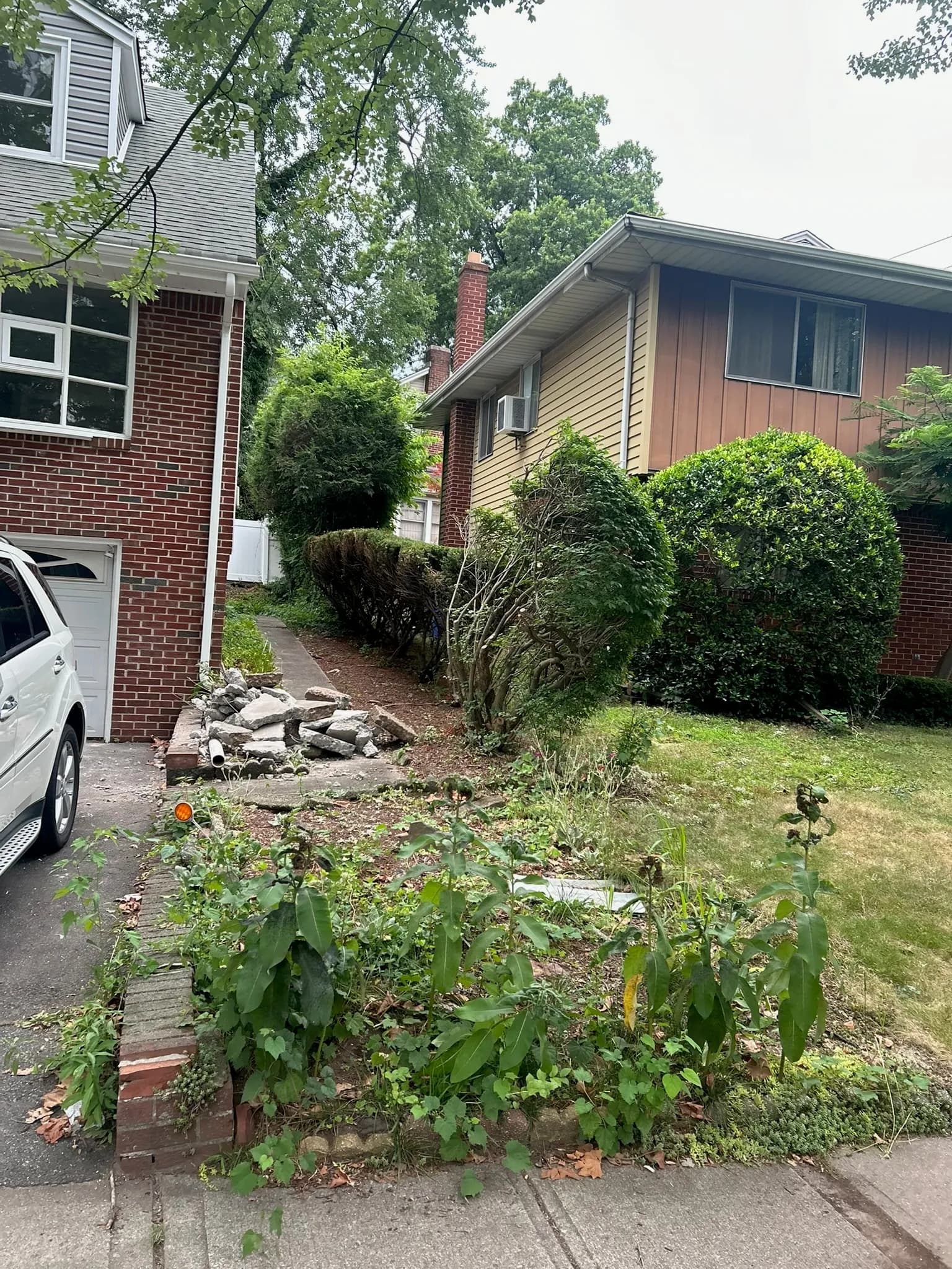 Front garden bed installation, before and after — before